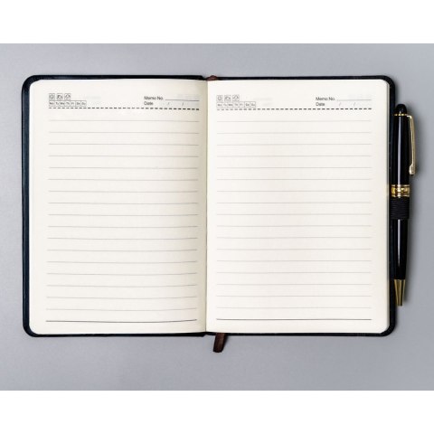 Czarny notes w formacie B6 zadrukowany w linie, wyposażony w pętelkę na długopis - Peterson