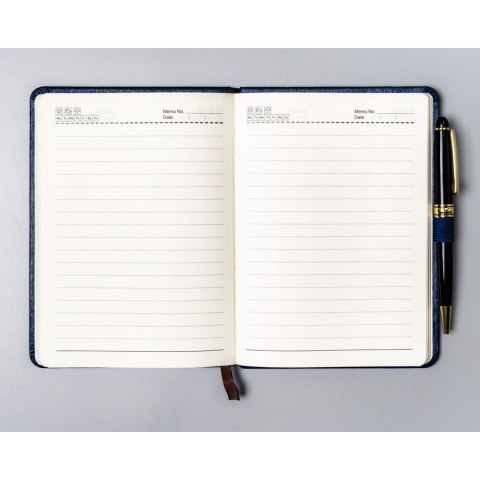 Granatowy notes w formacie B6 zadrukowany w linie, wyposażony w gumkę zamykającą - Peterson
