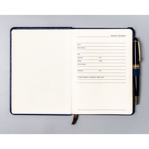 Granatowy notes w formacie B6 zadrukowany w linie, wyposażony w gumkę zamykającą - Peterson