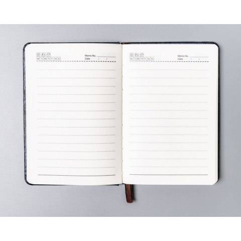 Notes w formacie A6 w szarym kolorze, zadrukowany w linie i wyposażony w gumkę zamykającą - Peterson