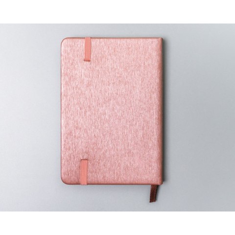 Różowy notes w formacie A6 zadrukowany w kropki, wyposażony w gumkę zamykającą - Peterson