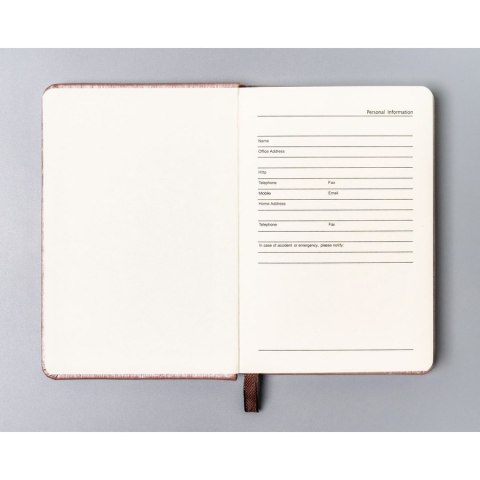 Różowy notes w formacie A6 zadrukowany w kropki, wyposażony w gumkę zamykającą - Peterson