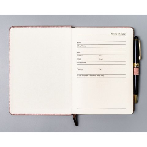 Różowy notes w formacie B6 zadrukowany w kropki, wyposażony w gumkę zamykającą - Peterson