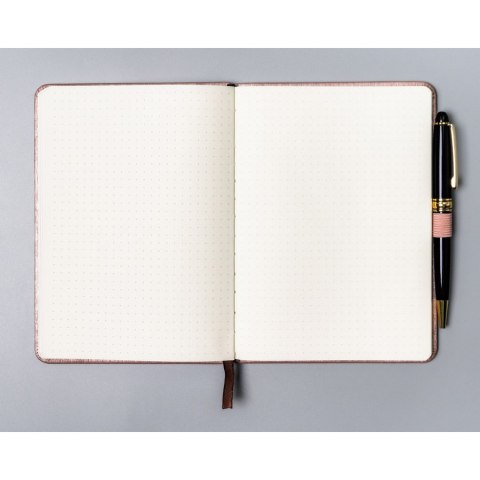 Różowy notes w formacie B6 zadrukowany w kropki, wyposażony w gumkę zamykającą - Peterson