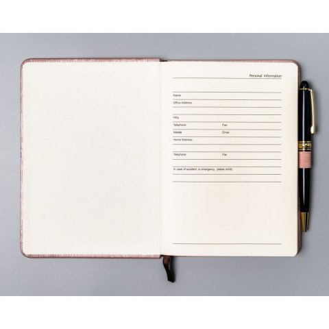 Różowy notes w formacie B6 zadrukowany w linie, wyposażony w gumkę zamykającą - Peterson