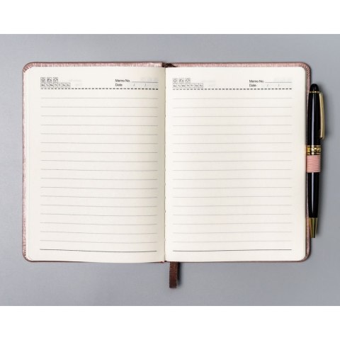 Różowy notes w formacie B6 zadrukowany w linie, wyposażony w gumkę zamykającą - Peterson