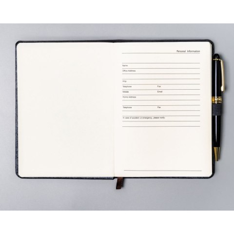 Szary notes w formacie B6 zadrukowany w linie, wyposażony w gumkę zamykającą - Peterson