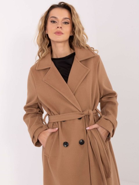 Stylowa kobieta w camelowym płaszczu – elegancka stylizacja