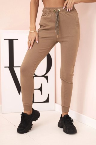 Spodnie dresowe damskie z kieszeniami i wiązaniem w pasie – camelowe