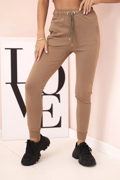 Spodnie dresowe damskie z kieszeniami i wiązaniem w pasie – camelowe