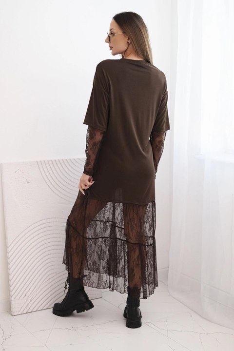 Modelka w brązowej sukience z tiulowym wykończeniem – Stylowy Wieszak