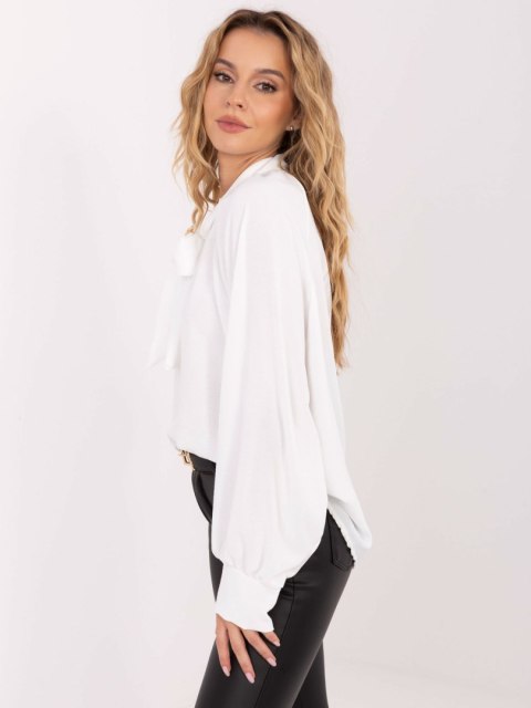 Elegancka bluzka z ozdobną broszką – Stylowy Wieszak