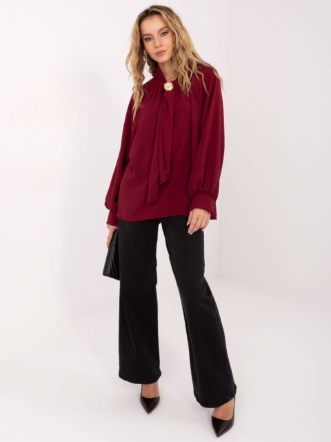 Bluzka z ozdobną broszką w kolorze bordo – Stylowy Wieszak