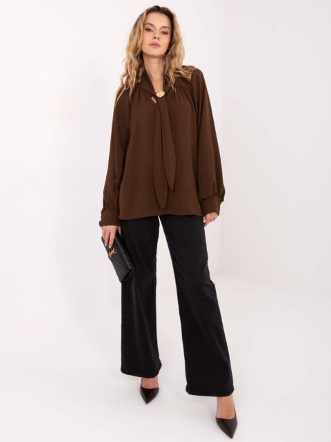 Brązowa bluzka z ozdobną broszką – Stylowy Wieszak