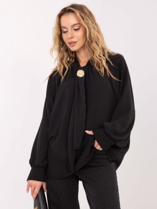 Czarna koszulowa bluzka z wiązaniem i broszką – ITALY MODA