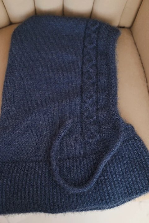 Damska czapka kaptur w odcieniu jeansowym, dekoracyjny warkoczowy wzór