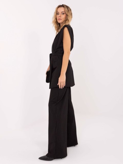 Kamizelka z poduszkami na ramionach – Stylowy Wieszak