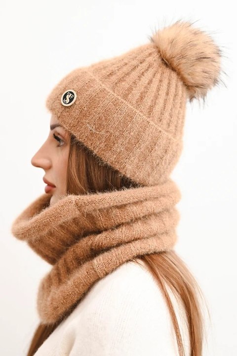 Komplet damski zimowy z pomponem i kominem – camelowy