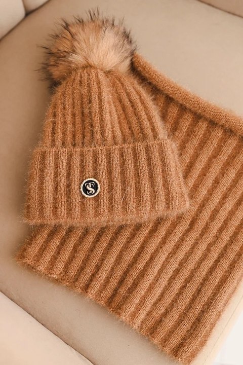 Komplet damski zimowy z pomponem i kominem – camelowy