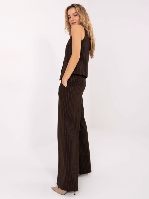 Stylowa kobieta w spodniach palazzo w paski – elegancka stylizacja