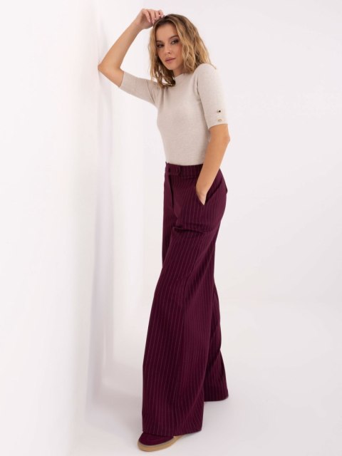 Stylowy jasnobeżowy sweter damski do pracy i na co dzień