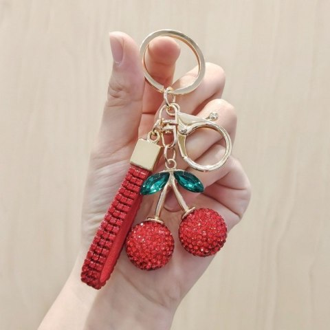 Czerwone wisienki z cyrkoniami jako brelok do kluczy