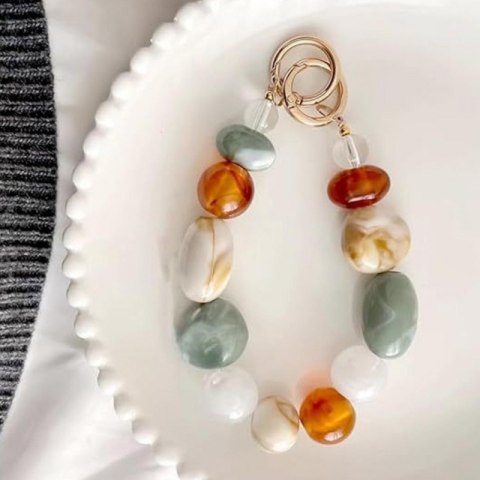 Elegancki koralikowy brelok w naturalnych kolorach