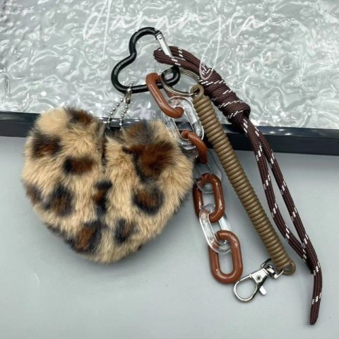 Puchaty brelok serce panterka z dodatkami