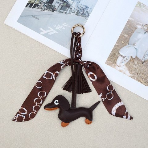 Czarny brelok w kształcie jamnika z ozdobną tasiemką