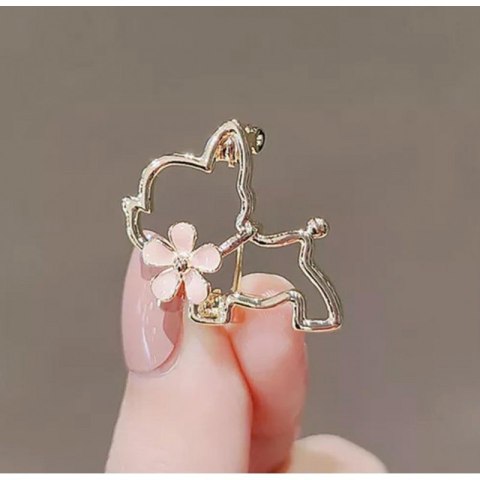 Broszka ozdobna emaliowana - piesek z kwiatkiem BZ210