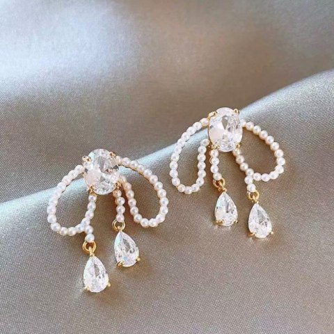 Eleganckie kolczyki damskie z perłami i błyszczącymi cyrkoniami