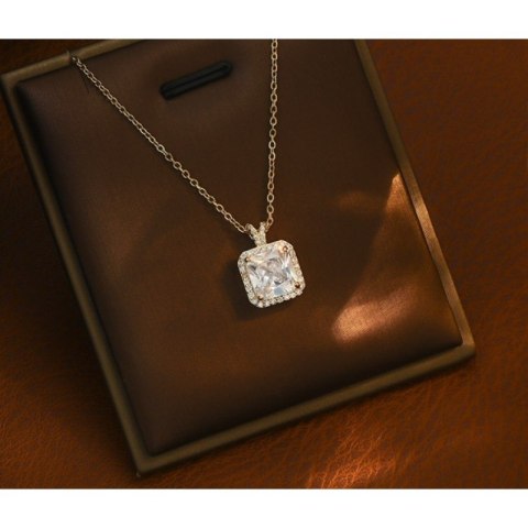 Elegancki złoty naszyjnik z kwadratową zawieszką z cyrkonią