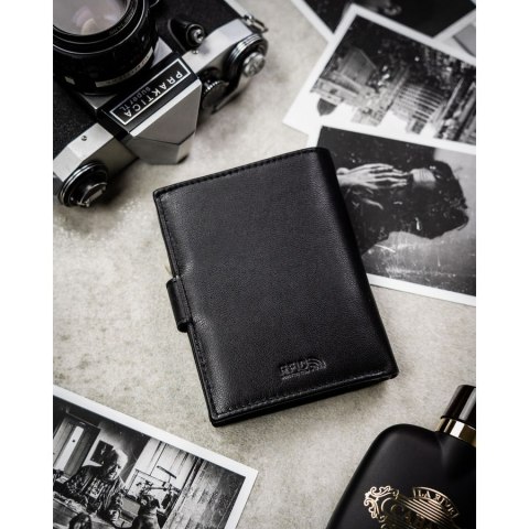 Zestaw prezentowy: skórzany, pionowy portfel męski w czarnym kolorze i czarny pasek ze skóry ekologicznej - Peterson