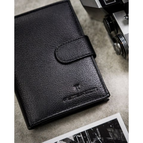 Zestaw prezentowy: skórzany, pionowy portfel męski w czarnym kolorze z systemem RFID i pasek ze skóry ekologicznej - Peterson