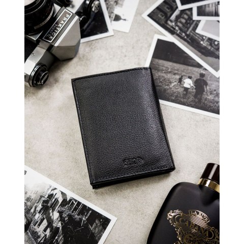 Zestaw prezentowy: skórzany, pionowy portfel męski w czarnym kolorze z systemem RFID i pasek ze skóry ekologicznej - Peterson