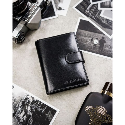 Zestaw prezentowy: skórzany portfel męski w czarnym kolorze zamykany zatrzaskiem i pasek ze skóry naturalnej - Peterson