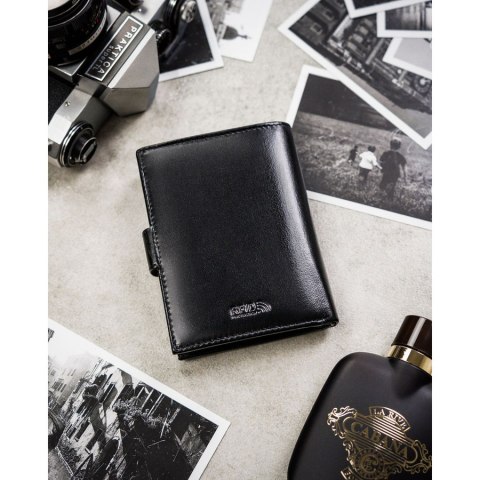 Zestaw prezentowy: skórzany portfel męski w czarnym kolorze zamykany zatrzaskiem i pasek ze skóry naturalnej - Peterson