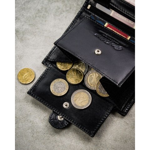 Zestaw prezentowy: skórzany portfel męski w czarnym kolorze zamykany zatrzaskiem i pasek ze skóry naturalnej - Peterson