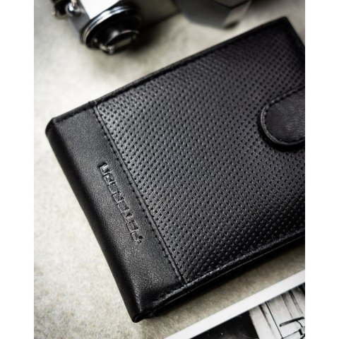 Zestaw prezentowy: skórzany portfel męski w czarnym kolorze zapinany zatrzaskiem i czarny pasek ze skóry ekologicznej - Peterson