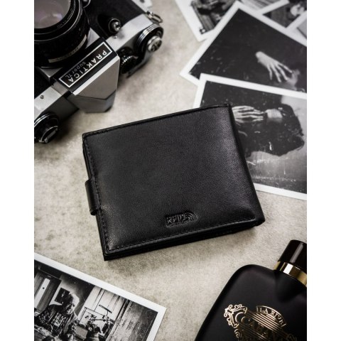 Zestaw prezentowy: skórzany portfel męski w czarnym kolorze zapinany zatrzaskiem i czarny pasek ze skóry ekologicznej - Peterson