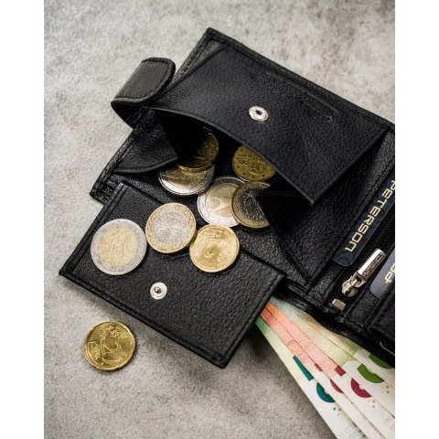 Zestaw prezentowy: skórzany, poziomy portfel męski w czarnym kolorze z systemem RFID i pasek ze skóry ekologicznej - Peterson