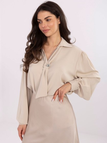 Beżowa elegancka bluzka z broszką i wiązaniem RED LINE