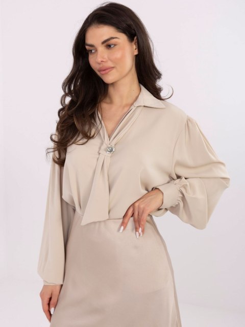 Beżowa elegancka bluzka damska z broszką i wiązaniem