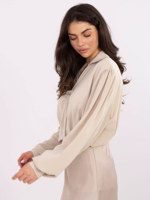 Stylowa bluzka z broszką i długim rękawem