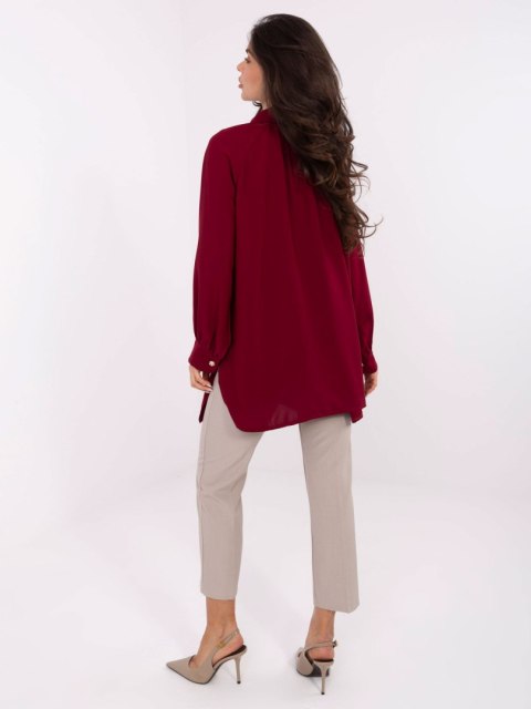 Stylizacja z bordową koszulą oversize i jasnymi spodniami