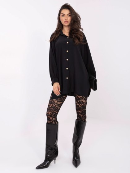 Czarna elegancka koszula oversize z rozcięciami i ozdobnymi guzikami