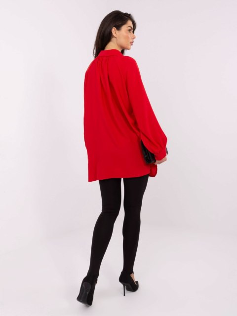 Stylizacja z czerwoną koszulą oversize i czarnymi legginsami