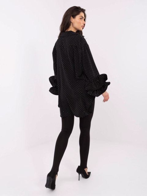 Czarna koszula oversize z dłuższym tyłem i falbanami