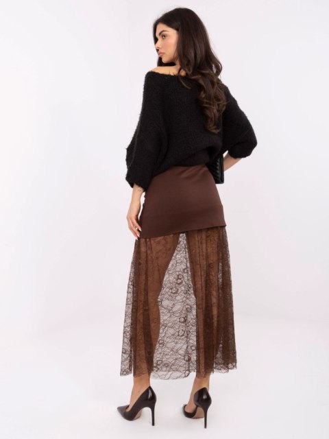 Modelka w brązowej spódnicy z guziczkami i koronką