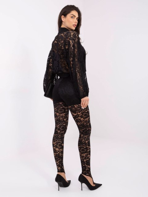 Modelka w czarnych legginsach koronkowych z zakładką na palec